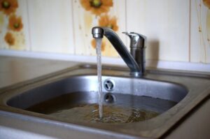 Wplyw twardej wody na instalacje kanalizacyjne – jak zminimalizowac osadzanie sie kamienia