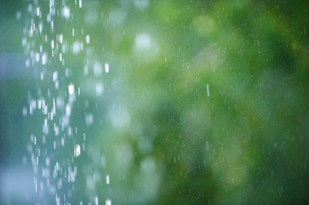 Przepisy dotyczace odprowadzania wody opadowej na wlasnej posesji – co warto wiedziec